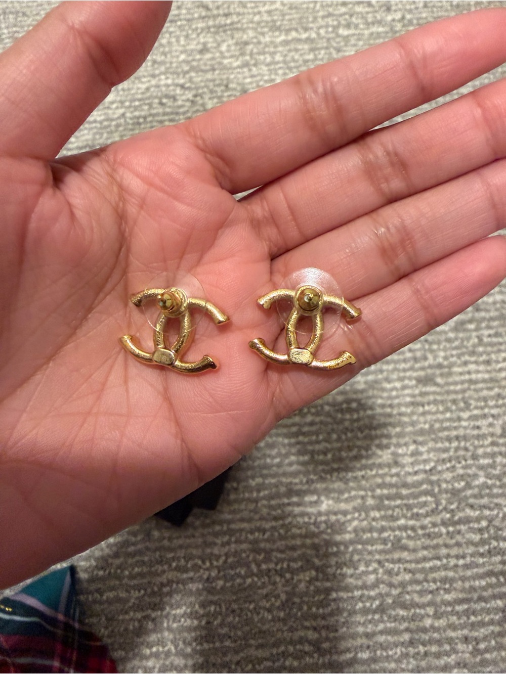 Chanel CC Stud Earrings in Gold - Picture 5 of 7